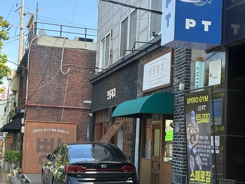 계산 전 쟁반에 담긴 빵
