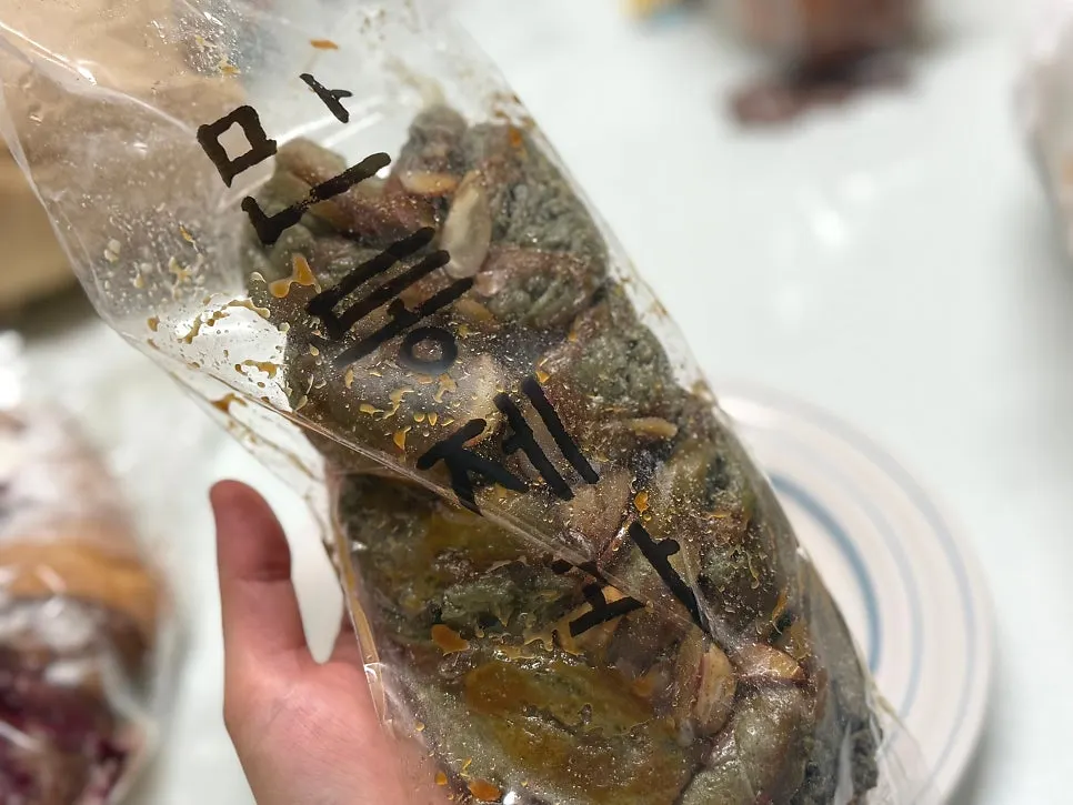 견과류가 올라간 약밥브레드와 쑥떡쑥떡
