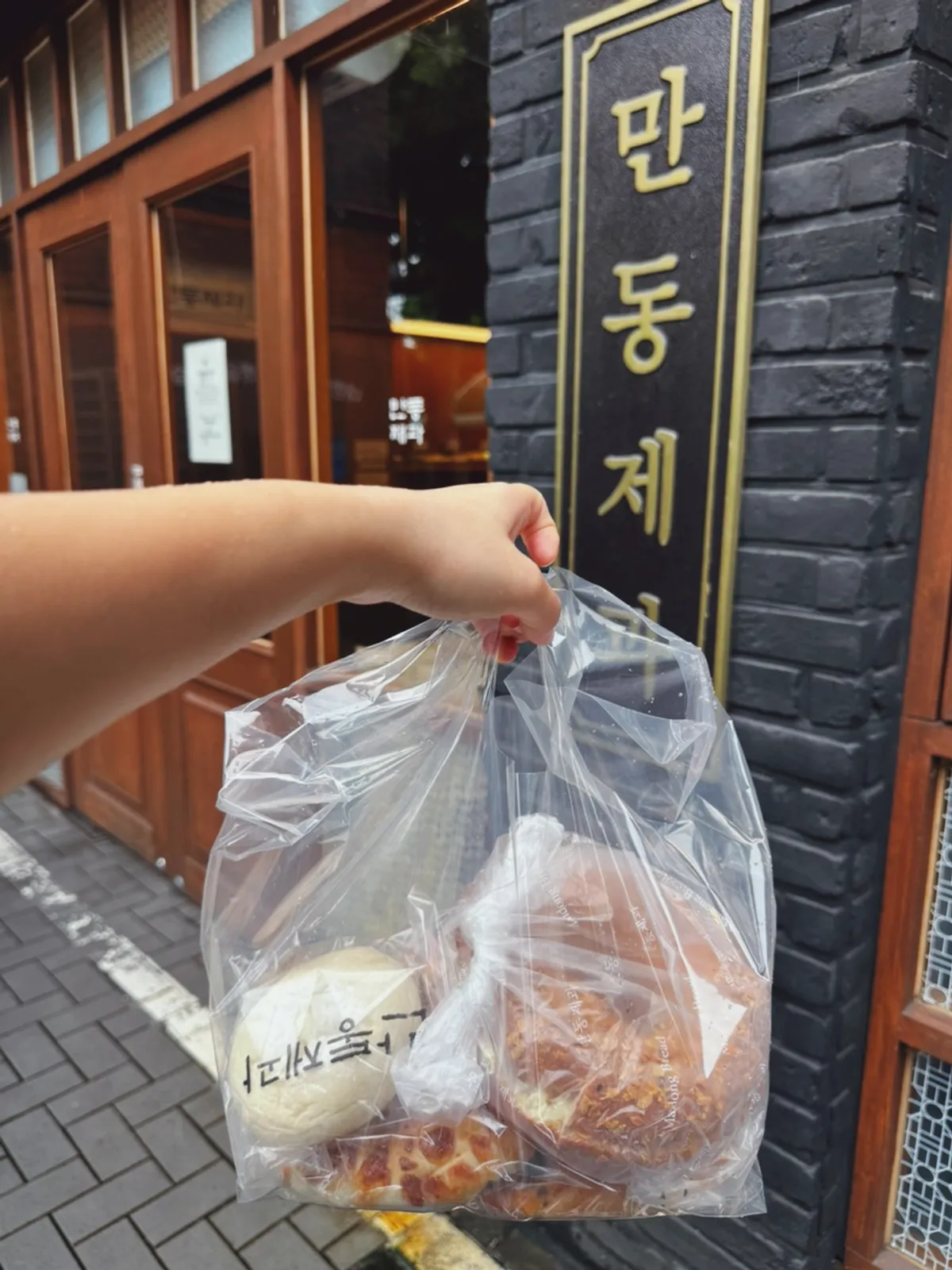만동제과 연남점 매장 앞 전경