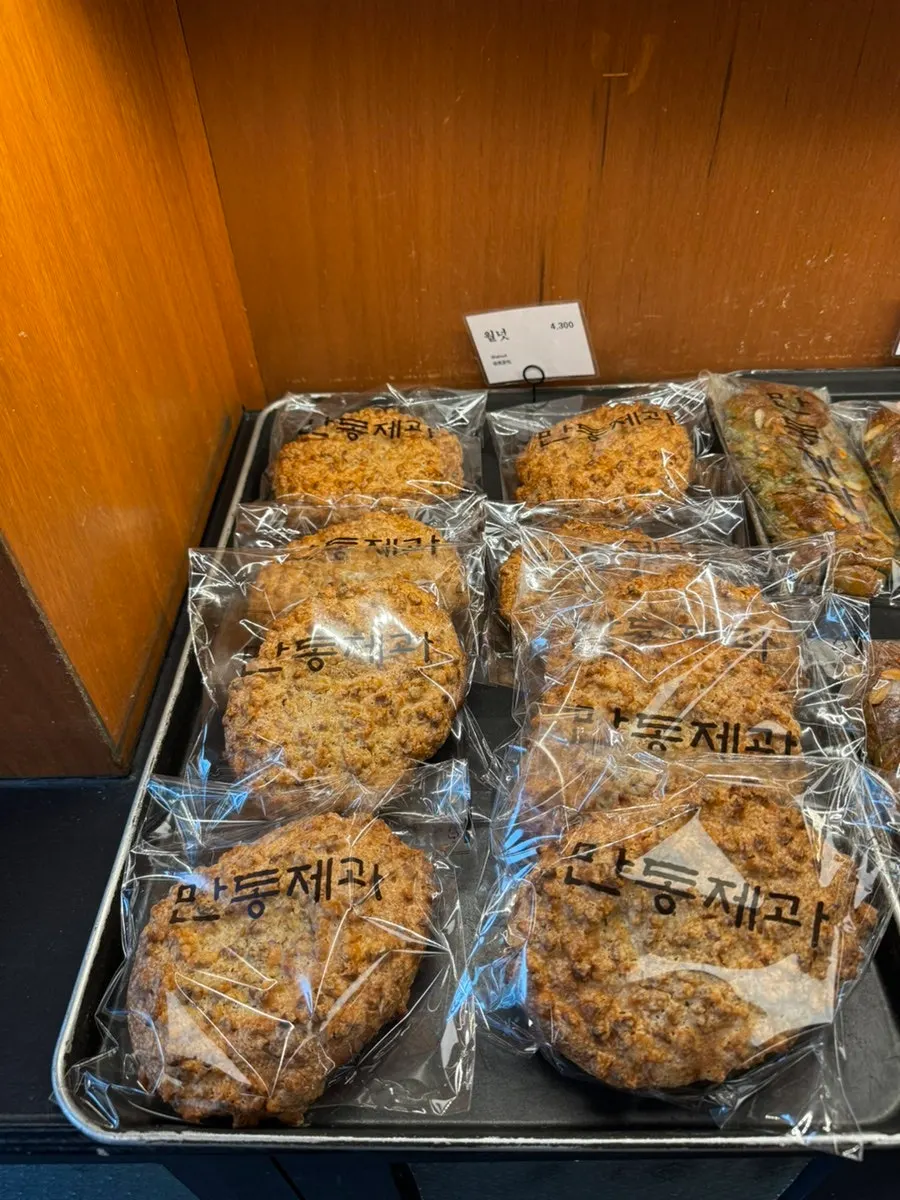 만동제과 연남점 빵 종류 진열