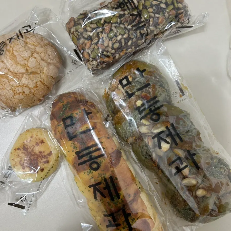 개별포장 상태로 진열된 만동제과 빵