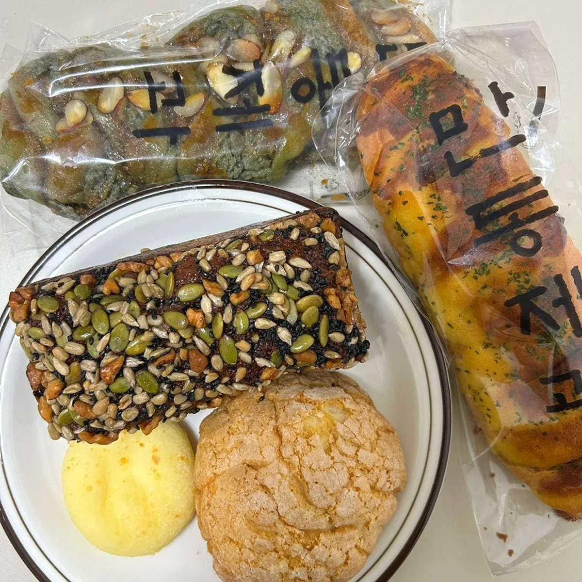 만동제과에서 포장해온 빵 5종
