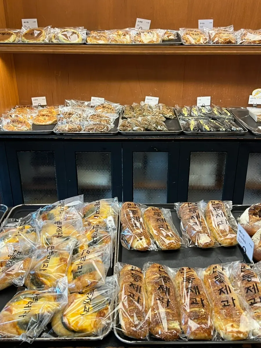 Interior of Mandong Jegwa Yeonnam Branch full of bread