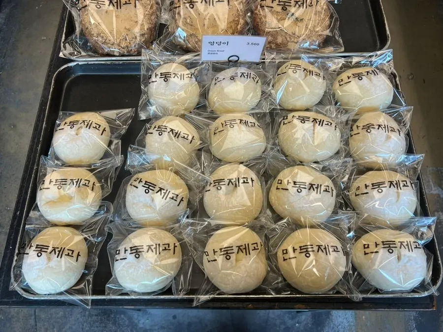 Bread display corner at Mandong Jegwa Yeonnam Branch