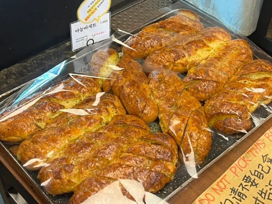 Mandong Jegwa's signature garlic baguette