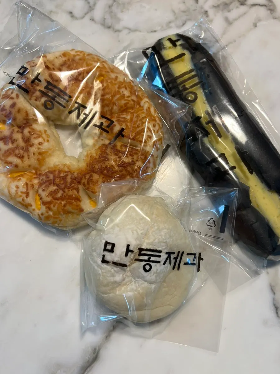 Several kinds of Mandong Jegwa bread laid out at home