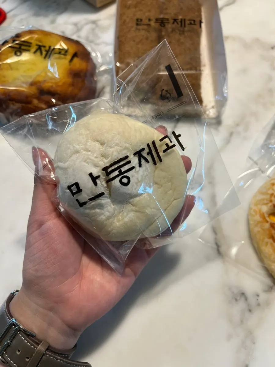 Hip bread filled with cream cheese