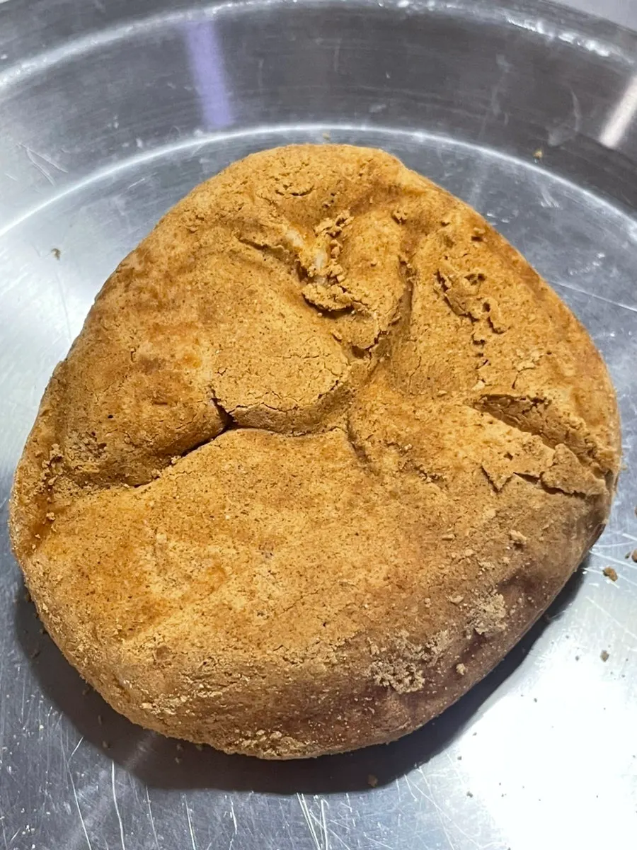 きな粉のついた万東製菓のインジョルミパン