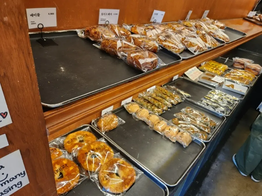 Bread neatly arranged on display at Mandong Jegwa Yeonnam Branch