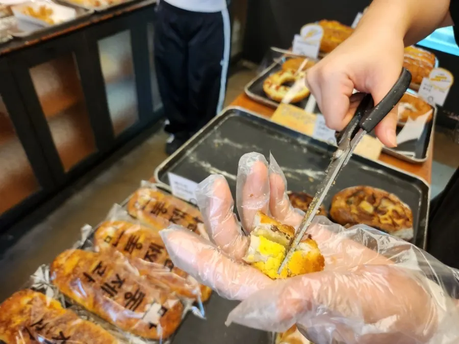 Bread sliced for sampling at Mandong Jegwa Yeonnam Branch