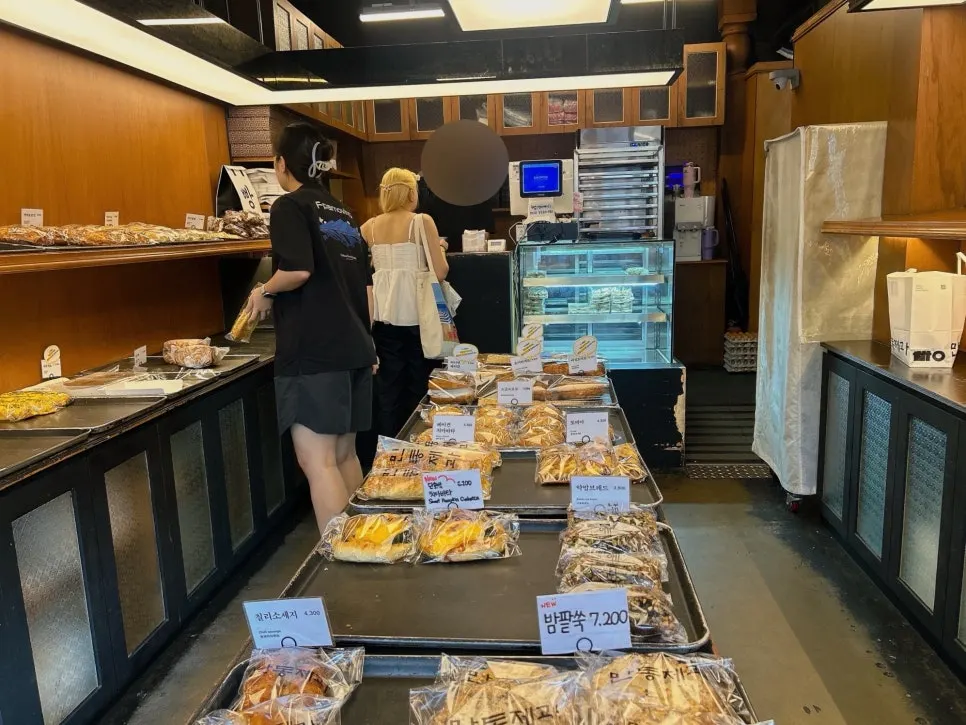 Interior of Mandong Jegwa with shelves fully stocked with bread