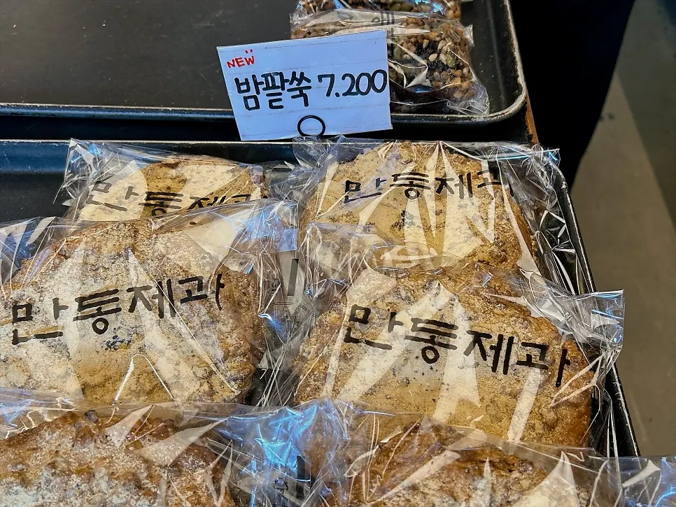 An assortment of breads on the Mandong Jegwa display shelf