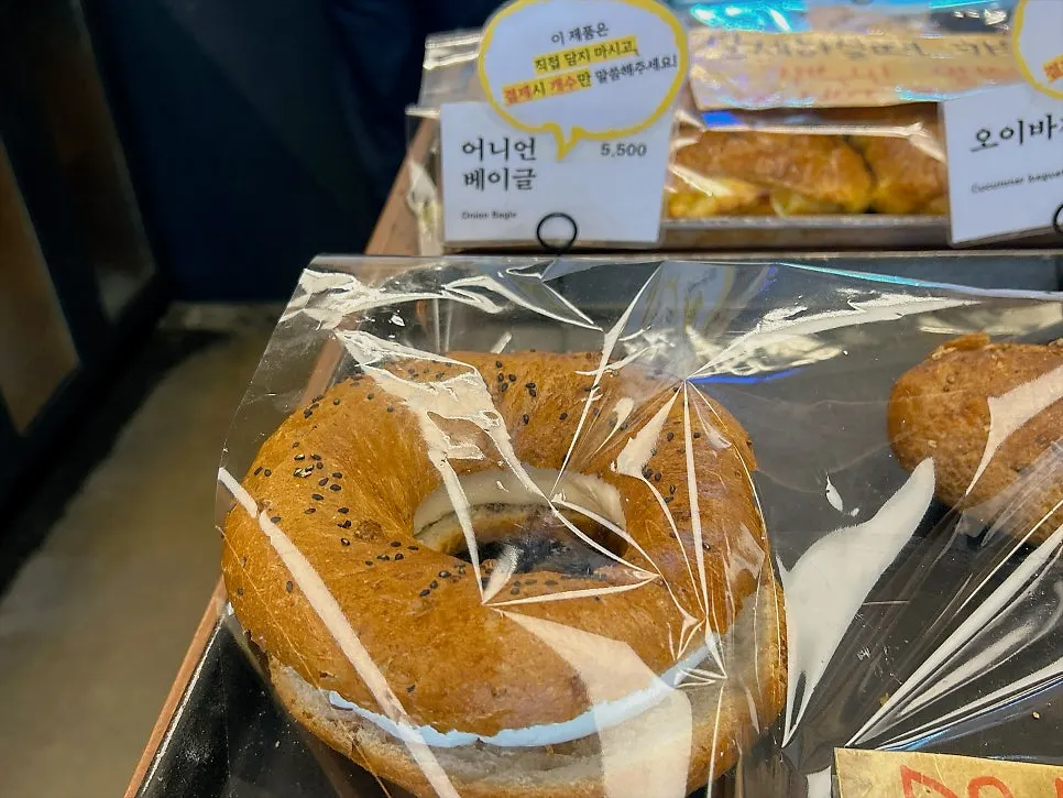 Assorted breads on the Mandong Jegwa display shelf
