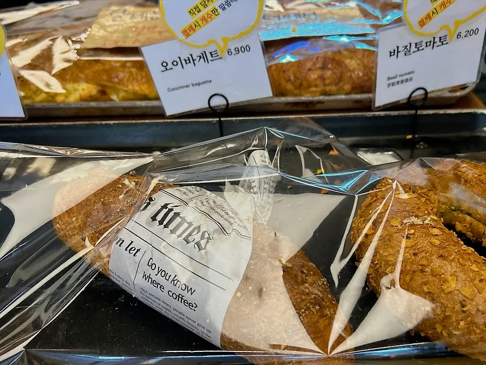 Bread display at the Mandong Jegwa bakery