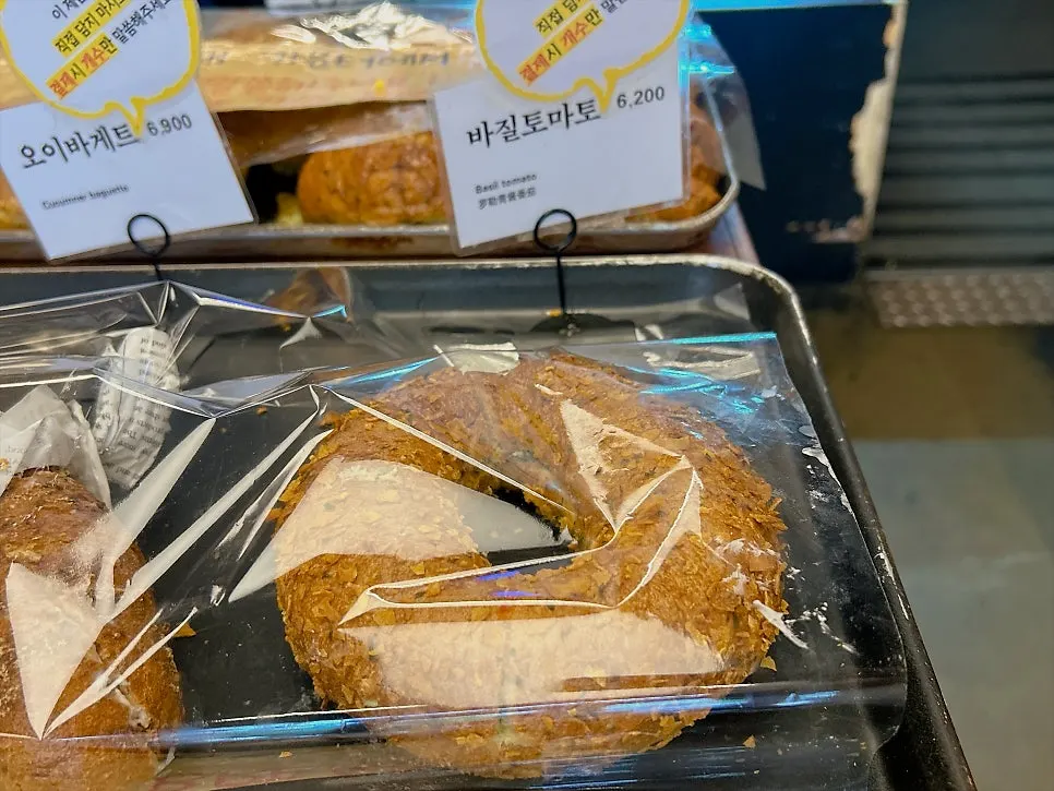 Types of bread at Mandong Jegwa Yeonnam Branch
