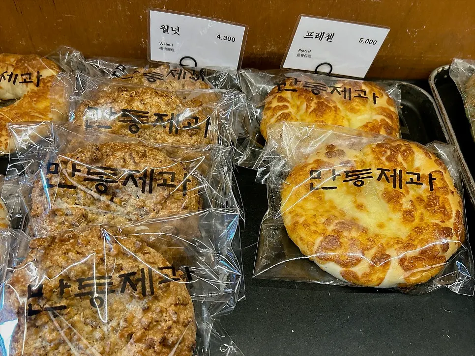 Bread display corner inside Mandong Jegwa