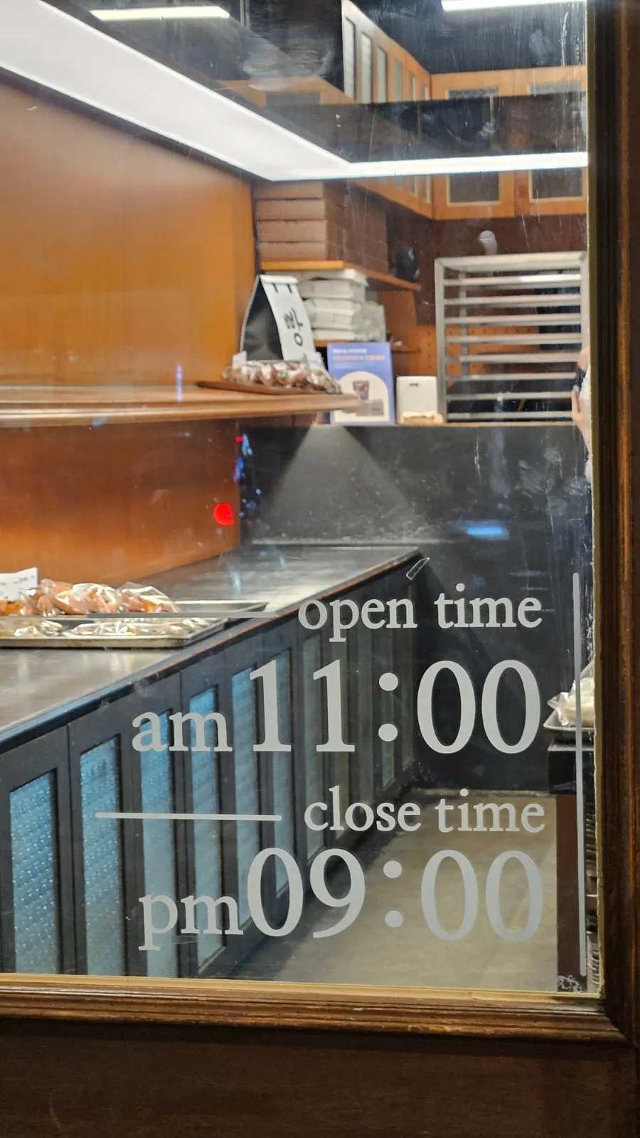 Sign showing Mandong Jegwa Yeonnam Branch hours and reservation info