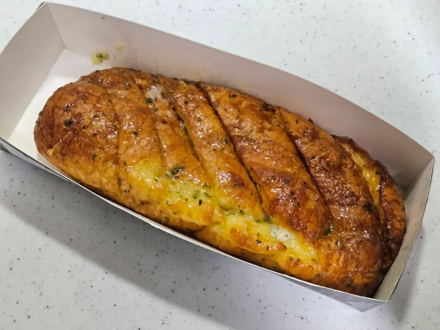 Mandong Jegwa's signature garlic baguette