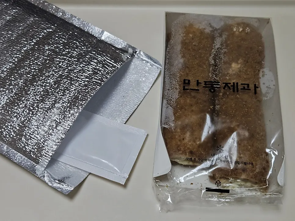 Cappuccino bread packed with an ice pack for insulation