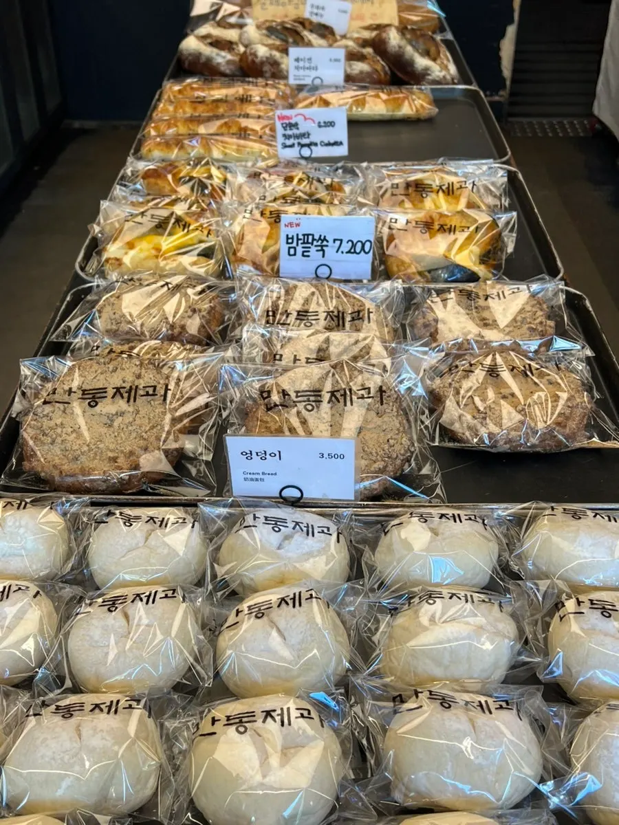 Shelf with bagels and ciabatta
