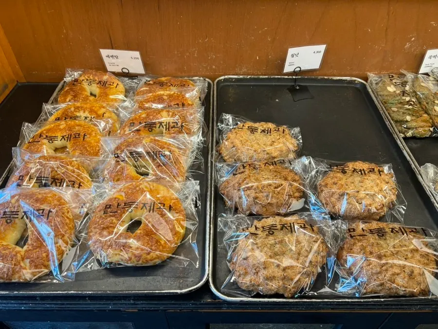 Wide view of the Mandong Jegwa bread shelf