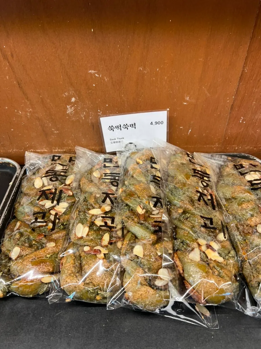 Mugwort rice cake bread on the Mandong Jegwa shelf