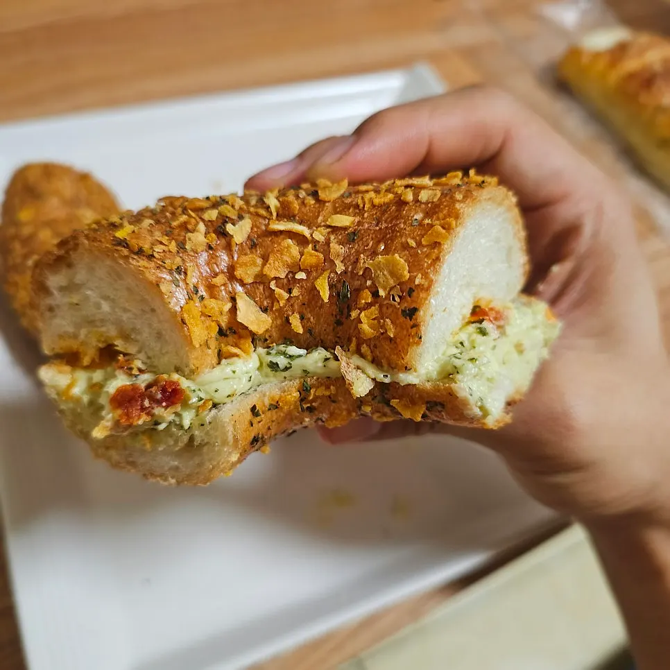 바질토마토 한 입 베어낸 단면