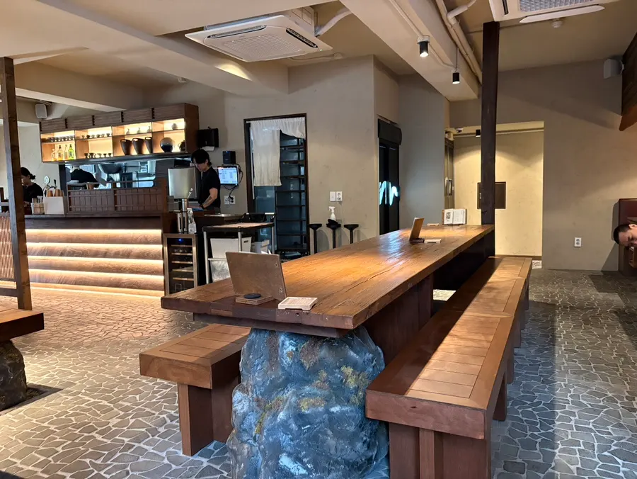 Manmok's interior with a calm Japanese-style dining atmosphere