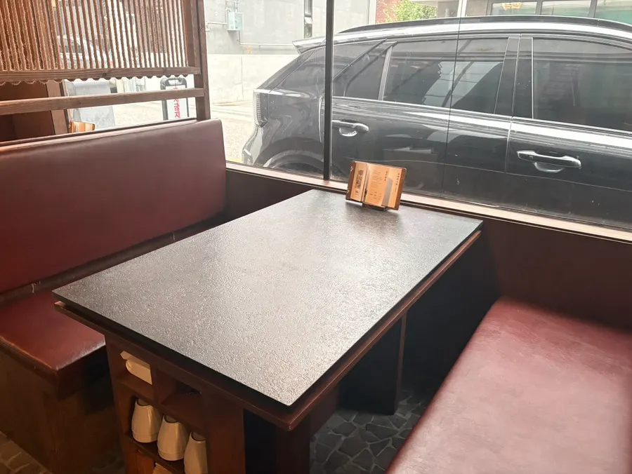 Manmok's window seat with cushioned chairs