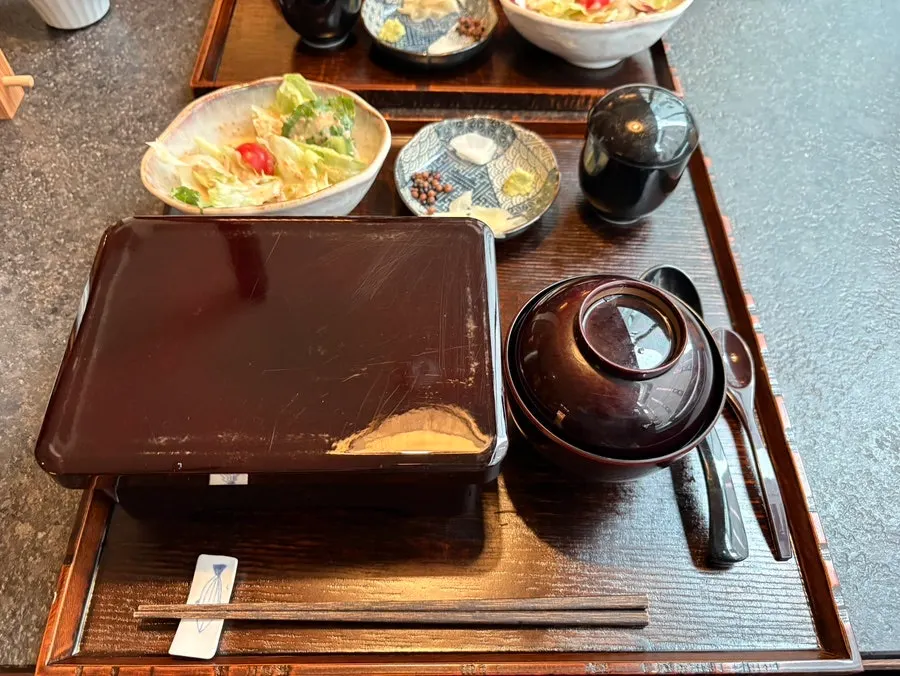Manmok's eel rice bowl served with the lid still on