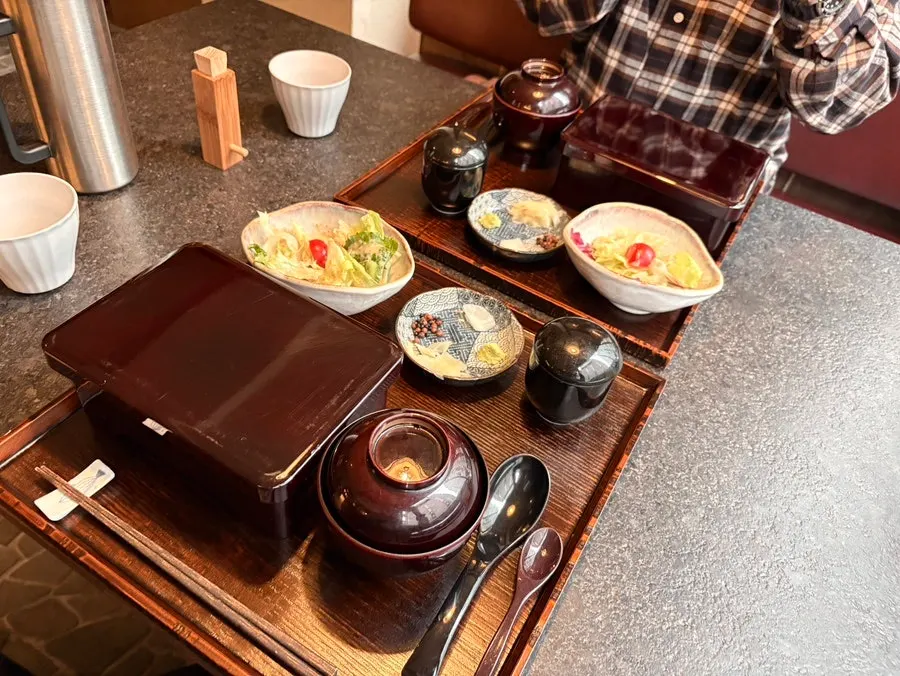 A whole eel rice bowl set laid out at the window seat