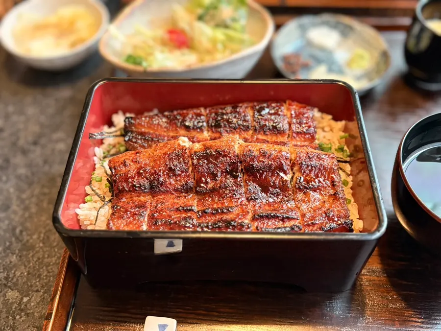 Manmok's eel rice bowl piled on generously