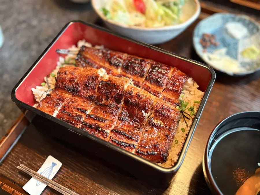 A whole rice bowl topped with softly grilled eel