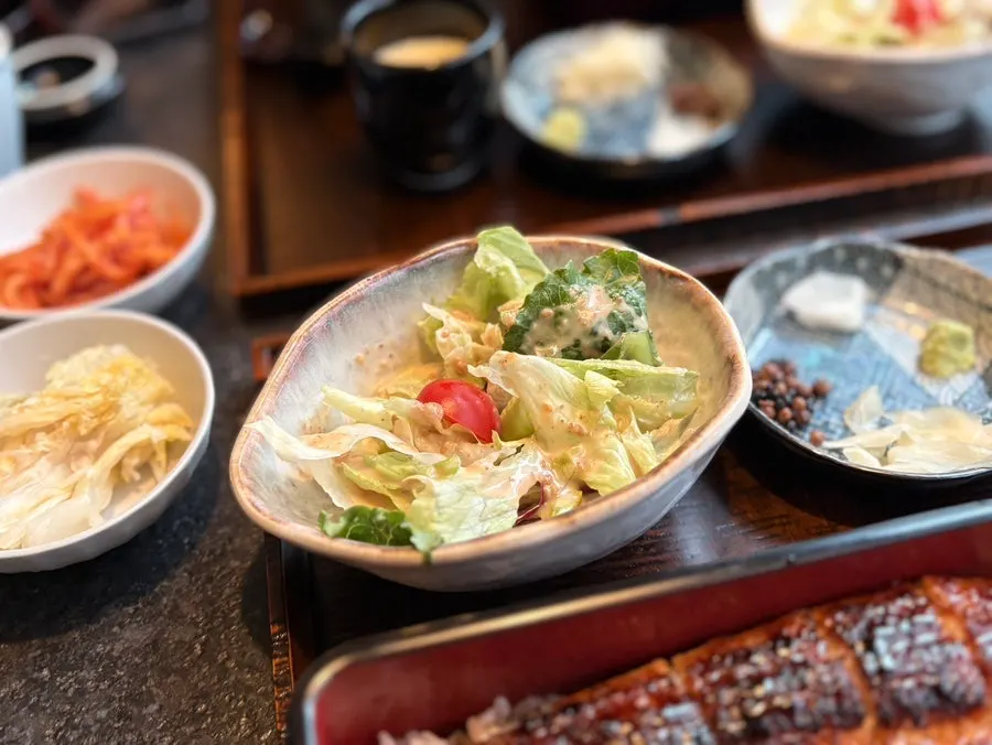 Manmok's eel rice bowl served with side dishes