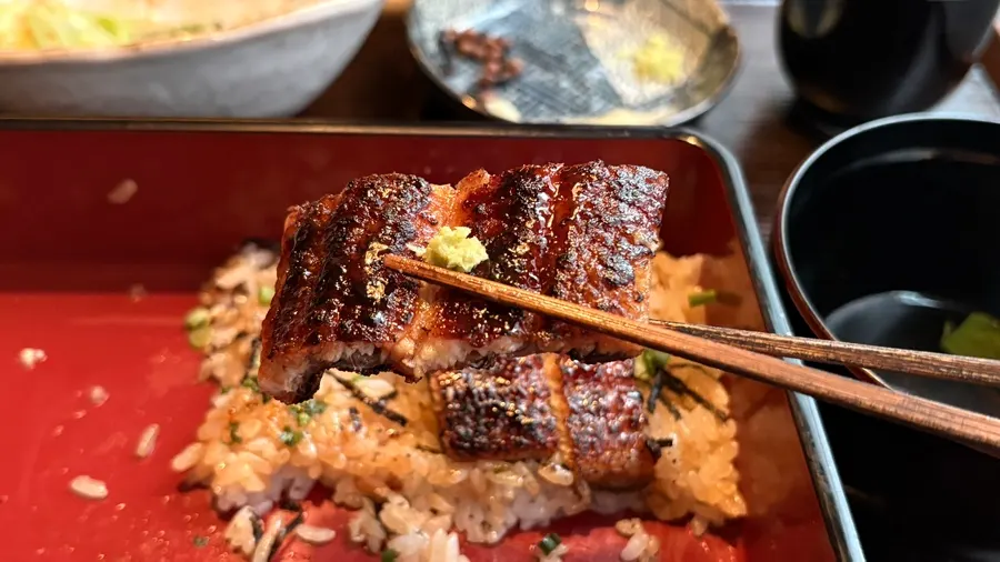 A spoonful of eel lifted together with rice