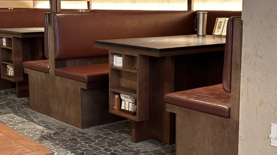 Manmok's tastefully finished table setting
