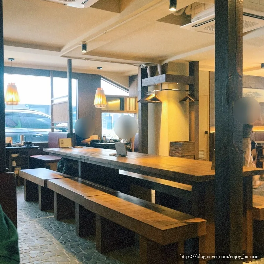 Manmok's spacious main hall seating