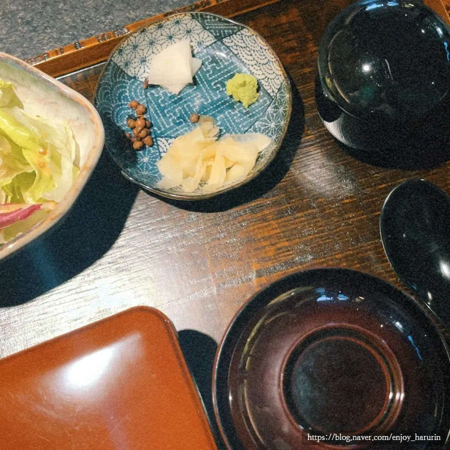 Freshly served, warm eel rice bowl