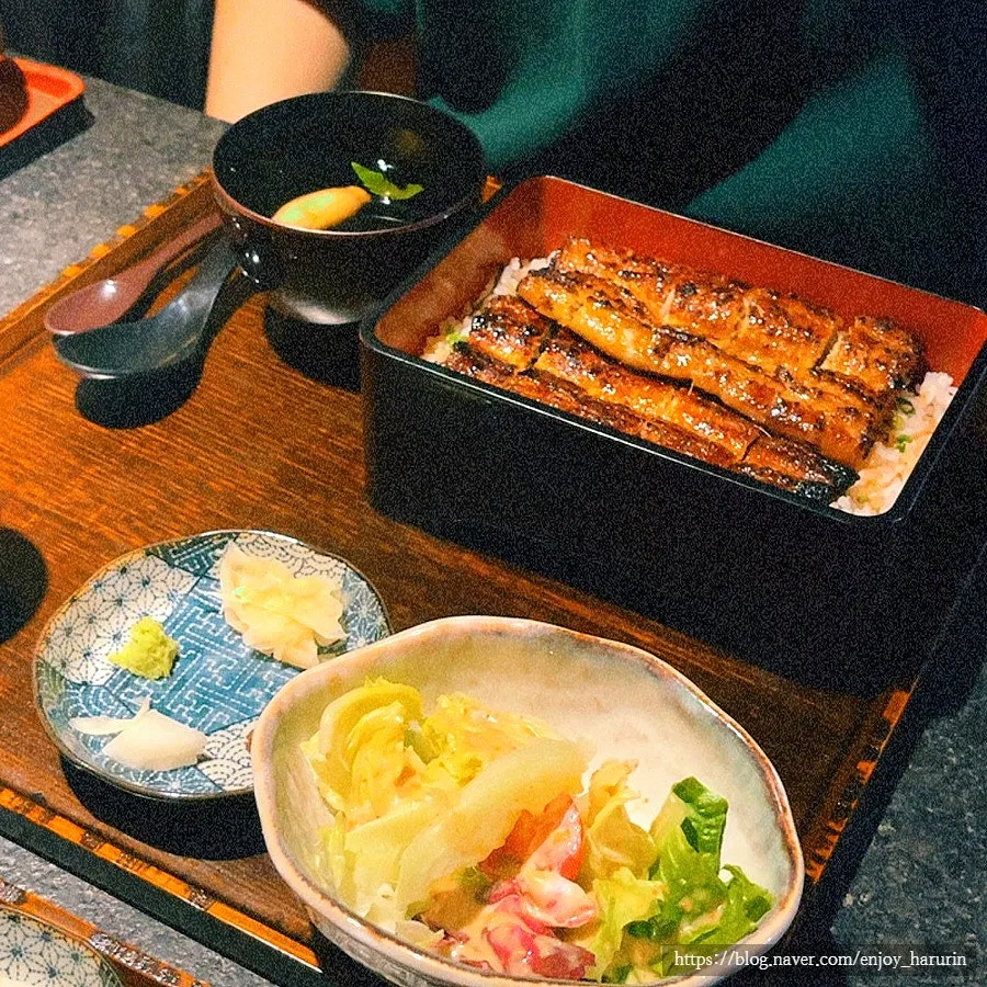 The generous portion of Manmok's whole eel rice bowl