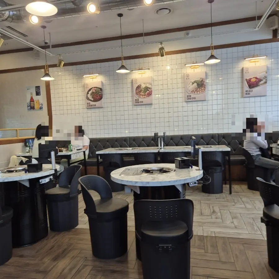 Cleanly maintained terrace seating at Hwang Gop Magoknaru Branch
