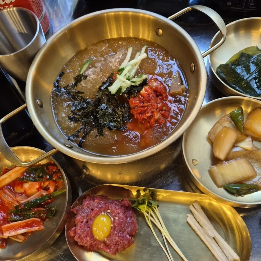Yukhoe and muksabal served as part of the basic table setting