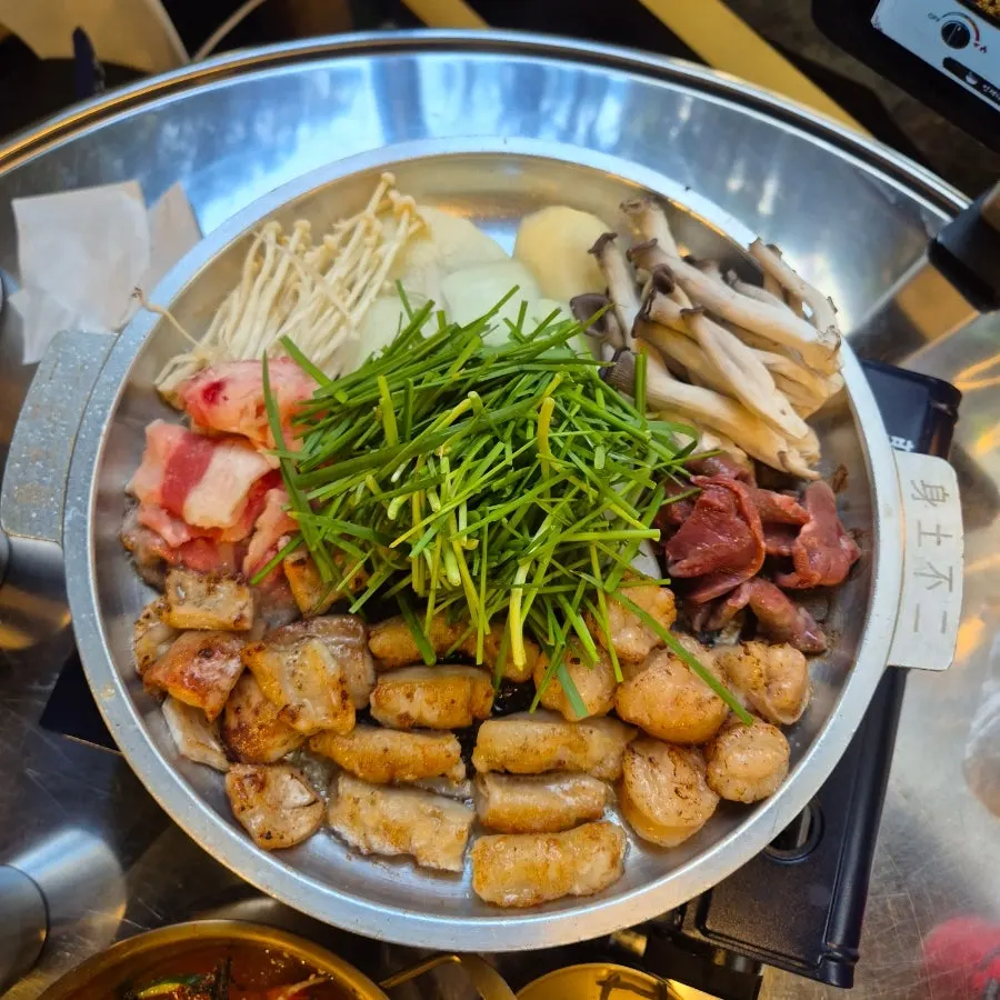 The ordered Hwang Gop mixed platter of raw meat cuts