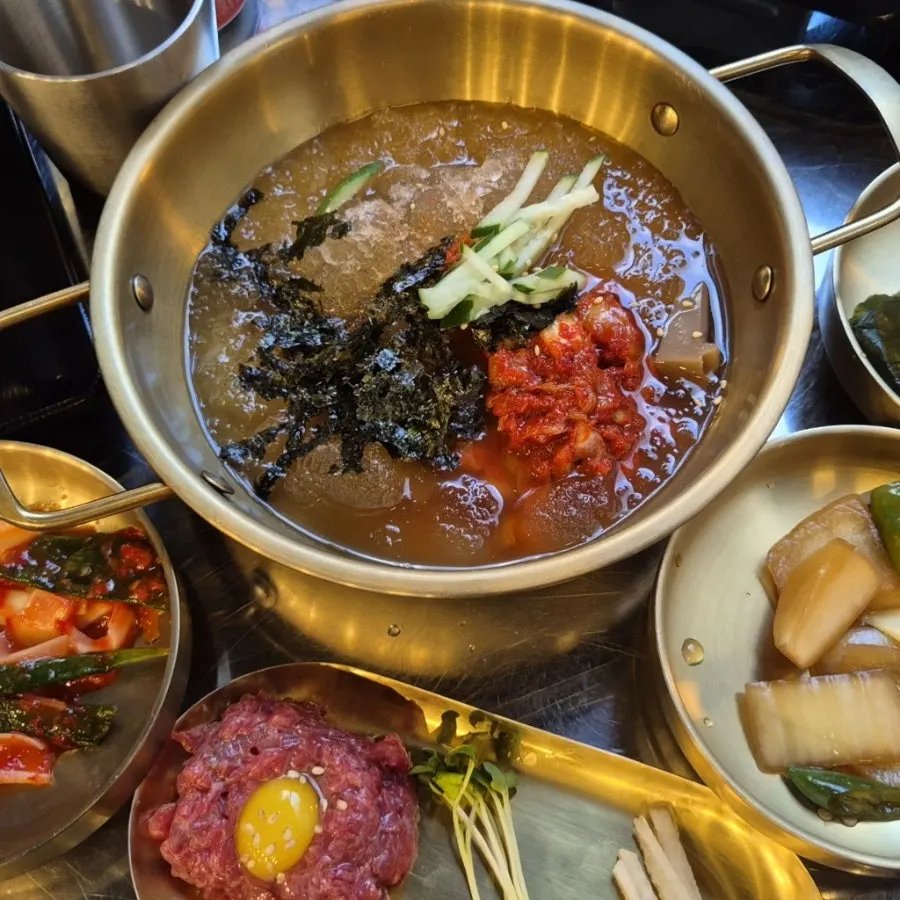 Table setting with gopchang and basic banchan together