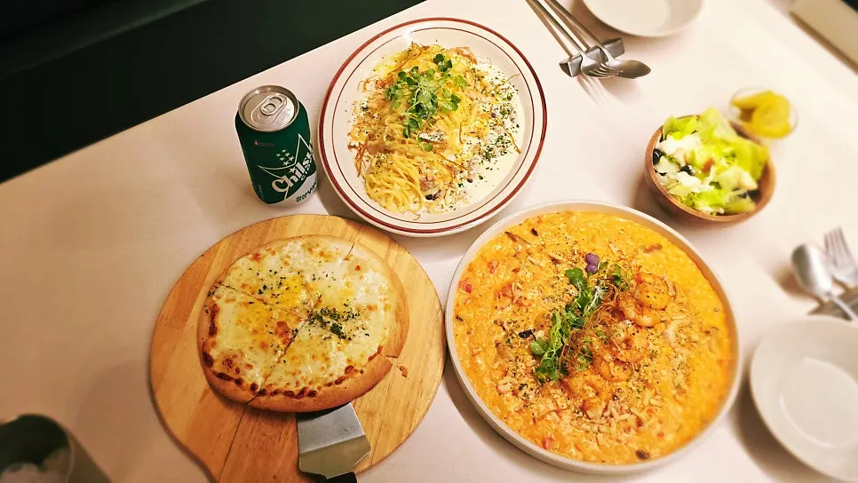 Pasta, risotto, and pizza served together at once