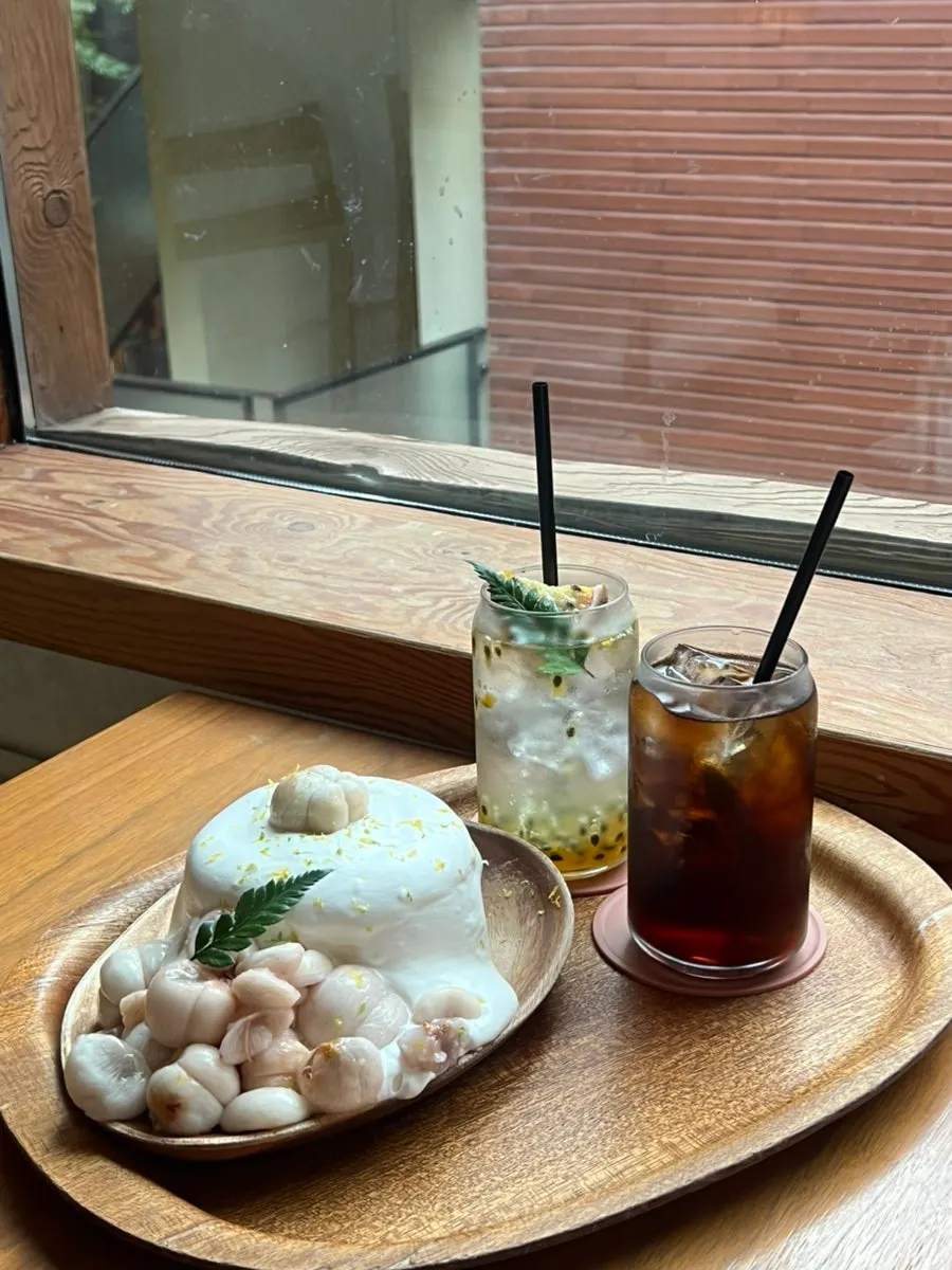 A plate of mangosteen soufflé at 5to7 Seongsu Main Branch