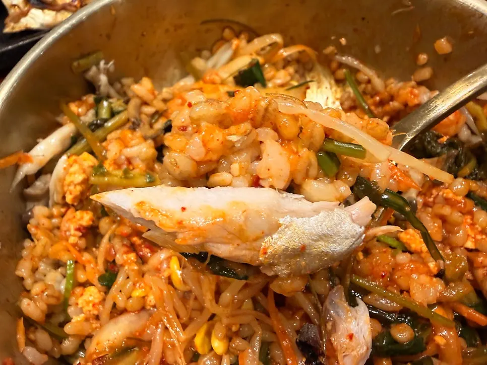 Mild grilled mackerel paired with barley rice