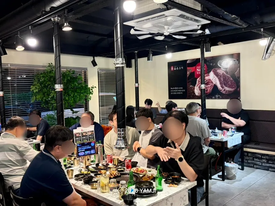 Spacious, pleasant main dining hall at Olheun Gogi Suwon Main Branch