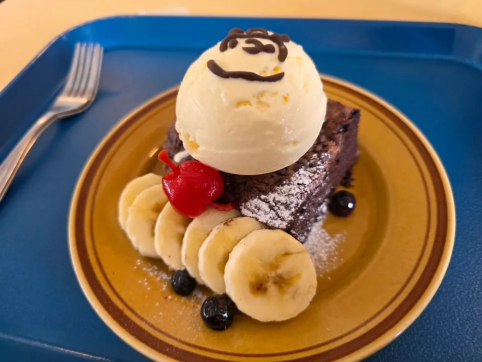 Hongrad Brownie with a Charlie Brown decoration