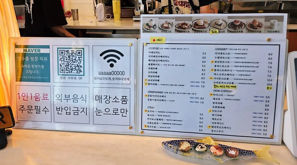 다양한 케이크가 놓인 디저트 쇼케이스