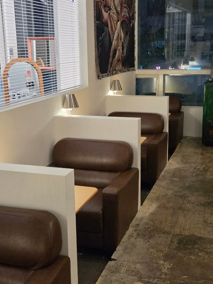 Plush sofa seats at Hongrad Mangpo Station Branch